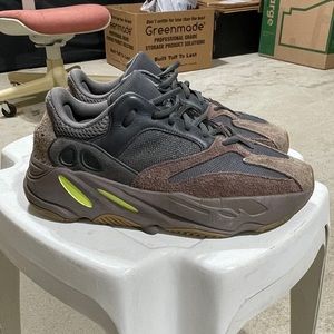 Yeezy Boost 700 Mauve